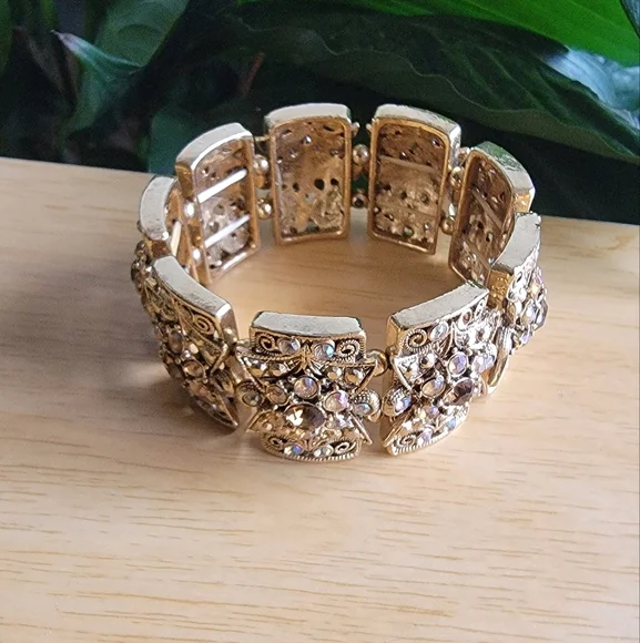 Elegant Gold Tone Stretch Bracelet with Crystal Accents - Picture 7 of 8